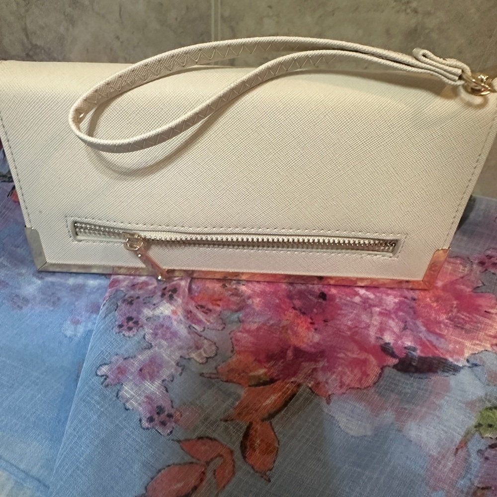 🤍 💛 Structured Cream Wristlet Wallet with Gold Trim